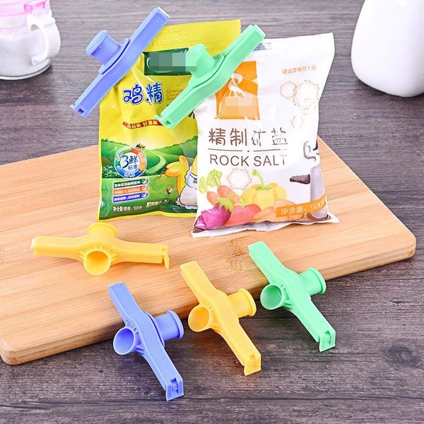 1pc plastic seal pour storage bag clip snack sealing keeping fresh clamp helper saver travel kitchen tools clips
1pc plastic seal pour storage bag clip snack sealing keeping fresh clamp helper saver travel kitchen tools clips