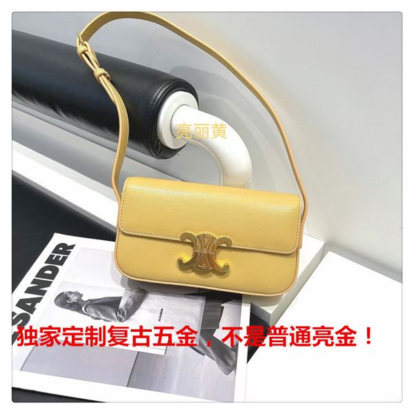 design hand 2021 new french club triumphal arch armpit tofu leather one shoulder portable small square bag versatile, Red;black
design hand 2021 new french club triumphal arch armpit tofu leather one shoulder portable small square bag versatile, Red;black