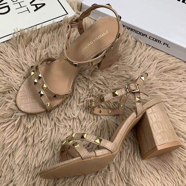 2021 large thick heel riveted one-line buckle sandal's high heels roman sho are versatile, Black
2021 large thick heel riveted one-line buckle sandal's high heels roman sho are versatile, Black