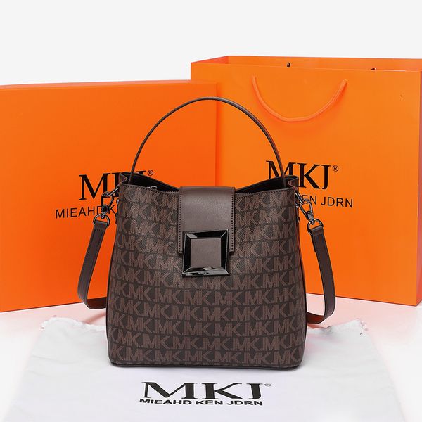 axillary package hong kong 2021 leather women's bag fashion large capacity bucket texture versatile portable one shoulder messenger bag
axillary package hong kong 2021 leather women's bag fashion large capacity bucket texture versatile portable one shoulder messenger bag