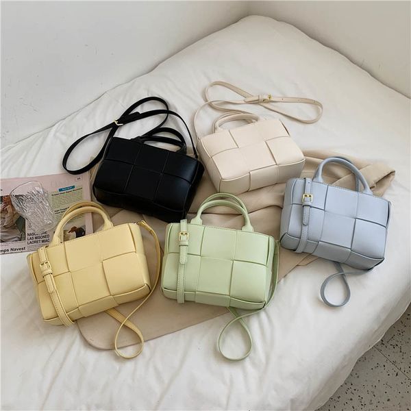 women's bag brand weave leather handbags for women famouse woven design totes crossbody bag luxury quality lady shoulder bag k726
women's bag brand weave leather handbags for women famouse woven design totes crossbody bag luxury quality lady shoulder bag k726