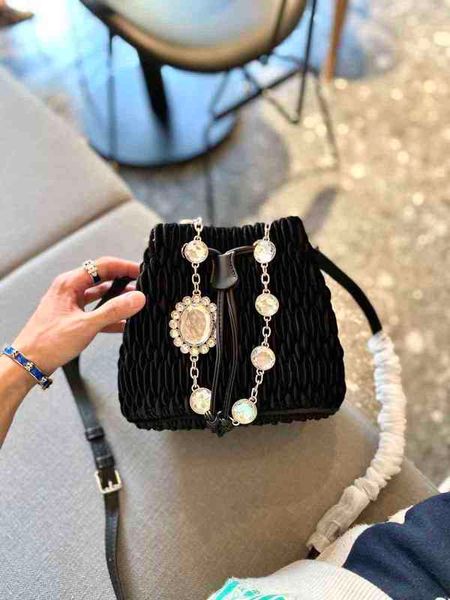 shoulder bags women bucket crossbody messenger classic logo embellishment handbag chain high capacity fashion designer lady wallet 1105
shoulder bags women bucket crossbody messenger classic logo embellishment handbag chain high capacity fashion designer lady wallet 1105