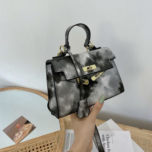 luxury handbags contrast color female summer 2021 new fashion texture portable single shoulder net red ins messenger small square bag
luxury handbags contrast color female summer 2021 new fashion texture portable single shoulder net red ins messenger small square bag