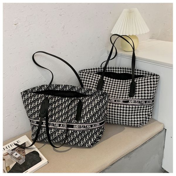 designer new fashion atmosphere canvas shoulder bag portable tote simple large capacity bag female handbags outlet 
designer new fashion atmosphere canvas shoulder bag portable tote simple large capacity bag female handbags outlet