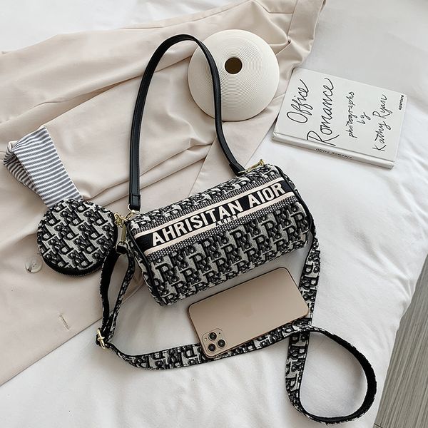 design single shoulder armpit foreign style women's 2021 new net red embroidery fashion pillow bag messenger bag fashion
design single shoulder armpit foreign style women's 2021 new net red embroidery fashion pillow bag messenger bag fashion