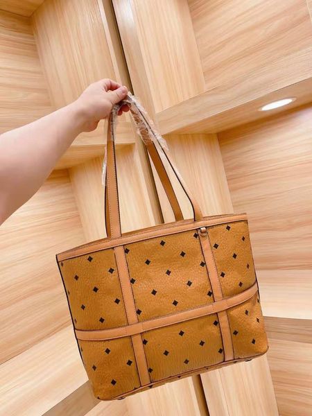 designer design classic printed shopping bag, customized version of hardware accessories, portable, one shoulder.
designer design classic printed shopping bag, customized version of hardware accessories, portable, one shoulder.