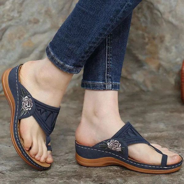 luxurys designers shoes women slippers 2021 new summer shoes for women flip flops embroidered wedges heels sandals summer slides, Black
luxurys designers shoes women slippers 2021 new summer shoes for women flip flops embroidered wedges heels sandals summer slides, Black