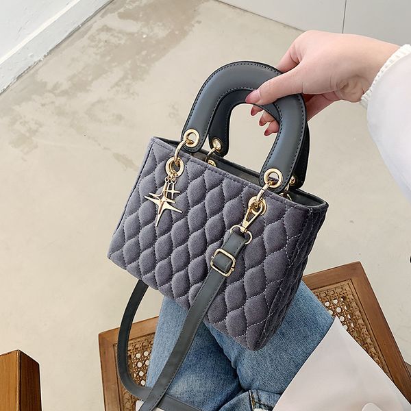 autumn and winter new handbag women's fashion versatile ins messenger velvet embroidered thread lingge chain bride diana
autumn and winter new handbag women's fashion versatile ins messenger velvet embroidered thread lingge chain bride diana