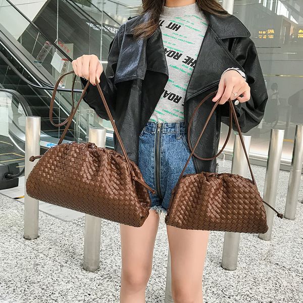 venetas bottega woven messenger bag versatile small leather shoulder hand held dumpling bag designer handbag wan
venetas bottega woven messenger bag versatile small leather shoulder hand held dumpling bag designer handbag wan