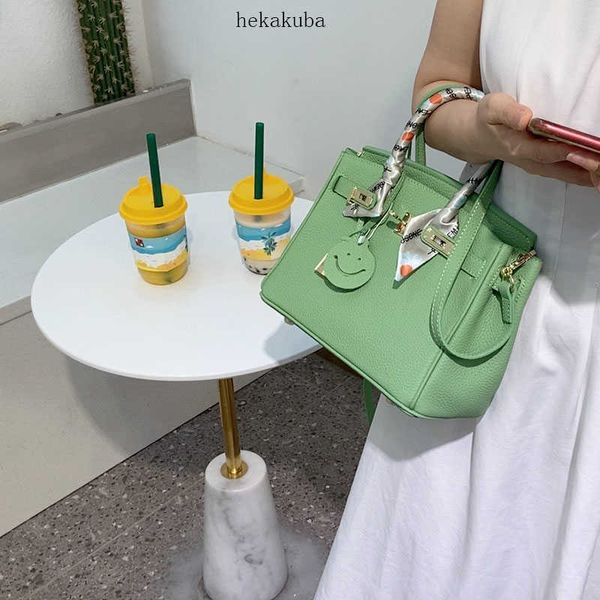 2021 new avocado green fashion portable famousbranded bags first layer cowhide h bag shoulder crossbody leather womens bag
2021 new avocado green fashion portable famousbranded bags first layer cowhide h bag shoulder crossbody leather womens bag