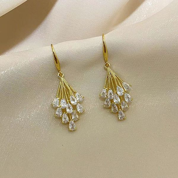 2021 designers women's earringsspike new flower zircon tassel chaohan super flash fragrance ear hook net red french feather design sens, Golden
2021 designers women's earringsspike new flower zircon tassel chaohan super flash fragrance ear hook net red french feather design sens, Golden
