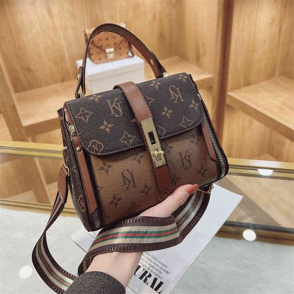 2022 factory wholesale live fashion simple small square foreign style versatile portable shoulder women's bag
2022 factory wholesale live fashion simple small square foreign style versatile portable shoulder women's bag