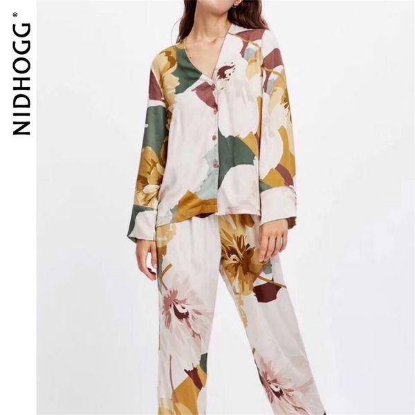 new satin floral printing pajama set fashion long sleeve pijamas women v-neck loungewear set 2 piece home clothes sleepwear 210325, Black;red
new satin floral printing pajama set fashion long sleeve pijamas women v-neck loungewear set 2 piece home clothes sleepwear 210325, Black;red