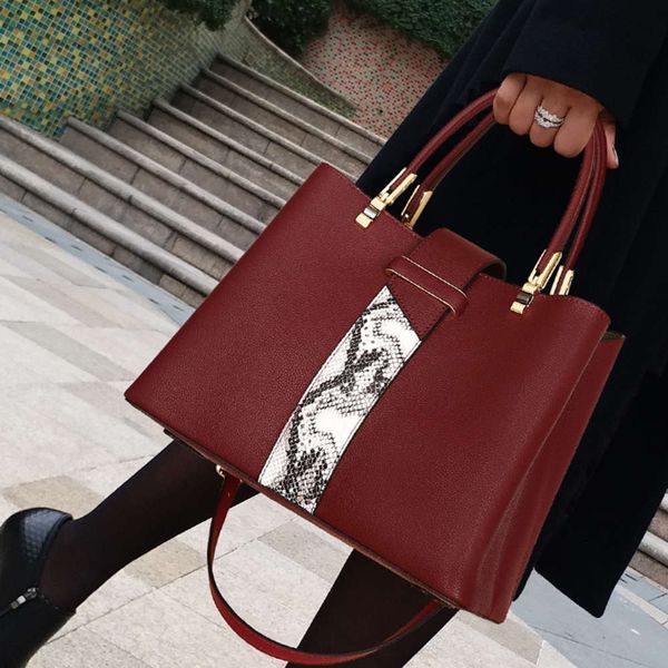 fashion bag fashion large capacity red autumn and winter versatile one shoulder messenger bag women's hand
fashion bag fashion large capacity red autumn and winter versatile one shoulder messenger bag women's hand