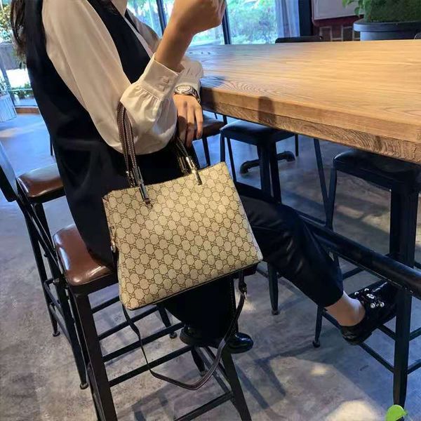 wholesale genuine leather classic atmosphere fashion single shoulder messenger bag hand old flower women's bag luxuryss designerss yw
wholesale genuine leather classic atmosphere fashion single shoulder messenger bag hand old flower women's bag luxuryss designerss yw