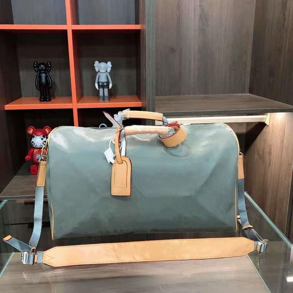 2021 laser travel bag, airport bag and handbag designed by designer are made of materials. size: 47cm
2021 laser travel bag, airport bag and handbag designed by designer are made of materials. size: 47cm