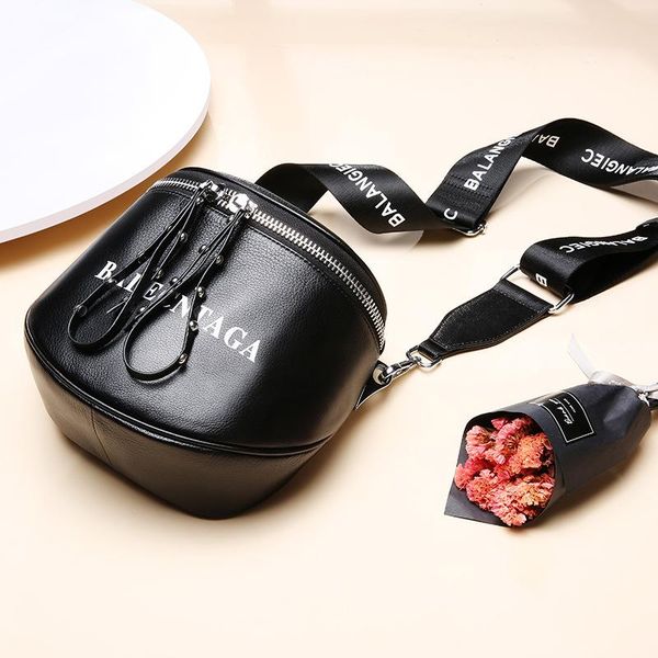 evening bags real leather women saddle 2021 fashion all match letter prints one shoulder bag ladies designer purses bolsas de mujer
evening bags real leather women saddle 2021 fashion all match letter prints one shoulder bag ladies designer purses bolsas de mujer