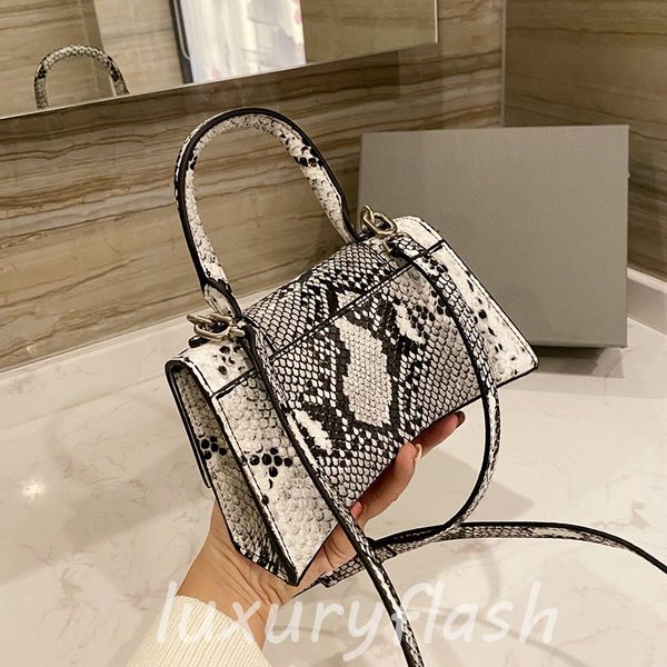 2021 women month bag bags womens coin fashion hardware plain leather genuine crossbody crocodile wallet casual half pouch designers handbags
2021 women month bag bags womens coin fashion hardware plain leather genuine crossbody crocodile wallet casual half pouch designers handbags