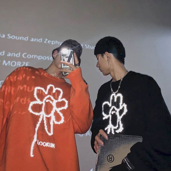 men's sweaters round neck loose sweater, reflective printed couple clothing, korean version, White;black
men's sweaters round neck loose sweater, reflective printed couple clothing, korean version, White;black