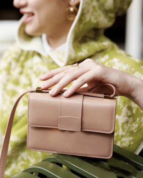 mini 30 montaigne shoulder bag classic 2 letters women baby little purse 5a bag 18*13cm come with box
mini 30 montaigne shoulder bag classic 2 letters women baby little purse 5a bag 18*13cm come with box