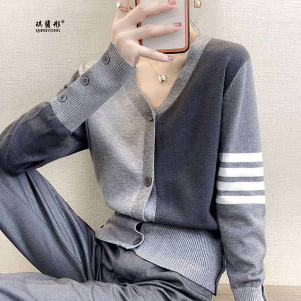 wool blended autumn and winter loose v-neck color high waist knitted cardigan sweater, White;black
wool blended autumn and winter loose v-neck color high waist knitted cardigan sweater, White;black