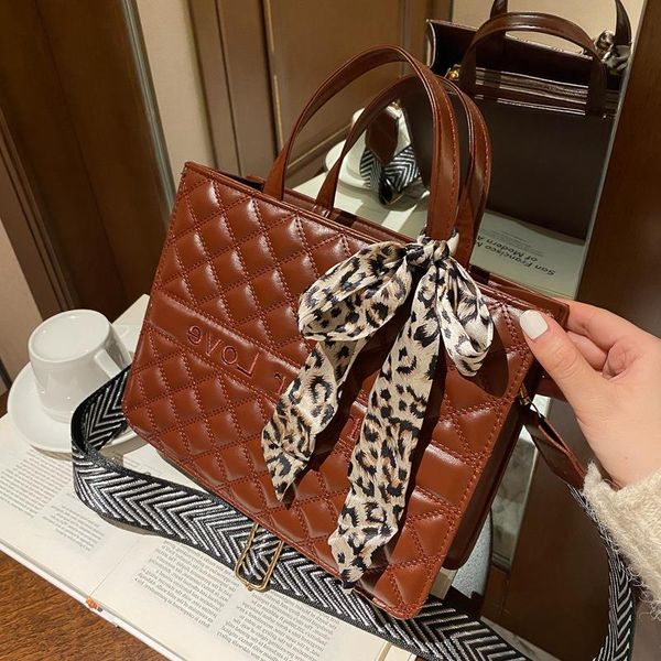 lingge single-shoulder western-style tote 2021 winter new large-capacity korean bag messenger silk scarf portable style female wave tekhu
lingge single-shoulder western-style tote 2021 winter new large-capacity korean bag messenger silk scarf portable style female wave tekhu
