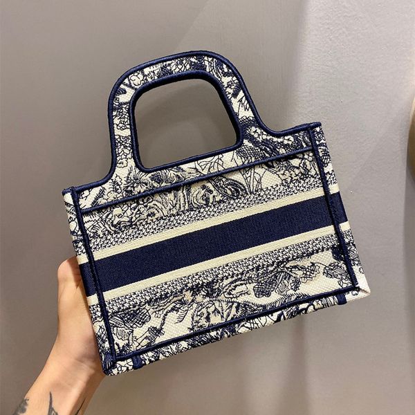 new mini multifunctional shopping bag luxury designer embroidered fashion pattern hand-held ladies bag delivery
new mini multifunctional shopping bag luxury designer embroidered fashion pattern hand-held ladies bag delivery