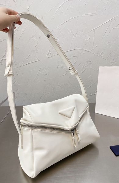21 medieval triangle postman soft single shoulder messenger bag women's bag versatile
21 medieval triangle postman soft single shoulder messenger bag women's bag versatile