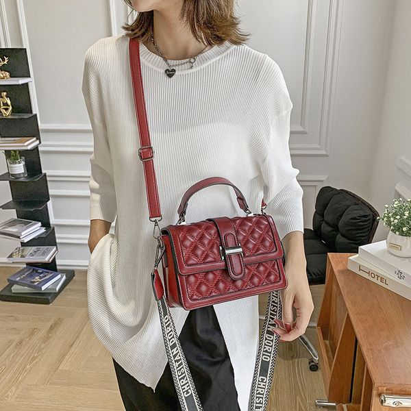 70% s lingge new wide shoulder belt embroidered thread korean portable small square bag single shoulder messenger
70% s lingge new wide shoulder belt embroidered thread korean portable small square bag single shoulder messenger
