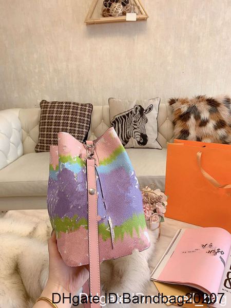 2020 color matching printing letter hand the bill of lading bucket genuine leather handbag messenger bags a designer shoulder b
2020 color matching printing letter hand the bill of lading bucket genuine leather handbag messenger bags a designer shoulder b