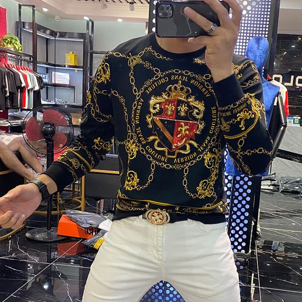 tee black gold autumn 2021 spring baroque personality trend shirt homme impression luxury badge tshirt drill for man, White;black
tee black gold autumn 2021 spring baroque personality trend shirt homme impression luxury badge tshirt drill for man, White;black