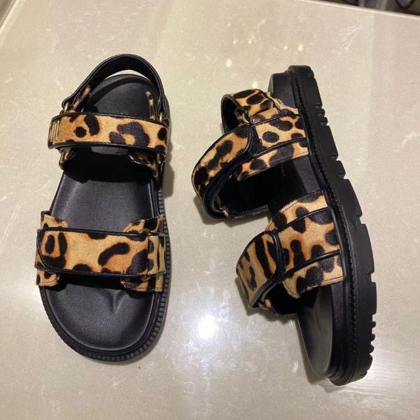luxury design women sandals slippers shoes for 2021 leopard grain outdoor sandales sport sneakers, Black 
luxury design women sandals slippers shoes for 2021 leopard grain outdoor sandales sport sneakers, Black