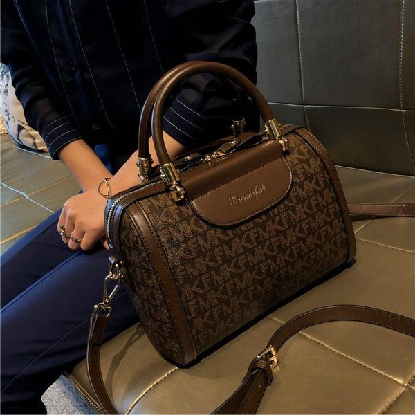 axillary package bag women's 2021 niche print fashion messenger bag large capacity boston pillow one shoulder handbag
axillary package bag women's 2021 niche print fashion messenger bag large capacity boston pillow one shoulder handbag