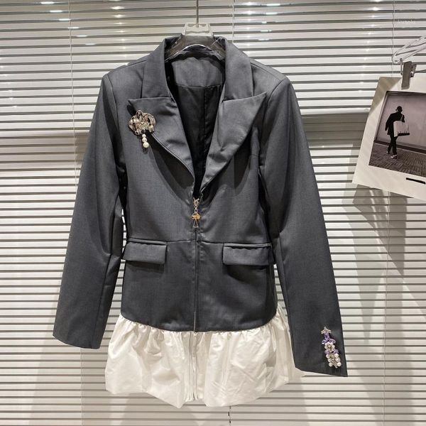 women's suits & blazers european autumn pearl color diamond brooch stitching shirt suit jacket women coats fashion streetwear 2021, White;black
women's suits & blazers european autumn pearl color diamond brooch stitching shirt suit jacket women coats fashion streetwear 2021, White;black