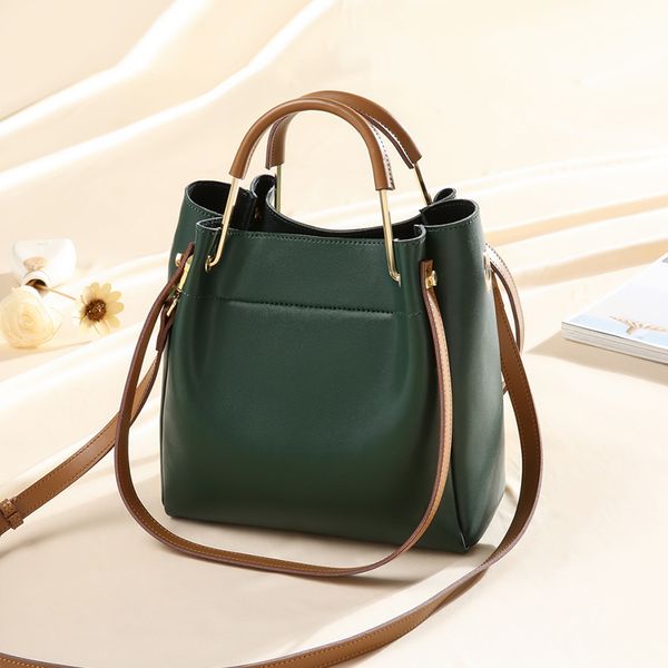 design hand women's 2021 new leather women's versatile portable bucket bag simple one shoulder messenger bag, Red;black
design hand women's 2021 new leather women's versatile portable bucket bag simple one shoulder messenger bag, Red;black
