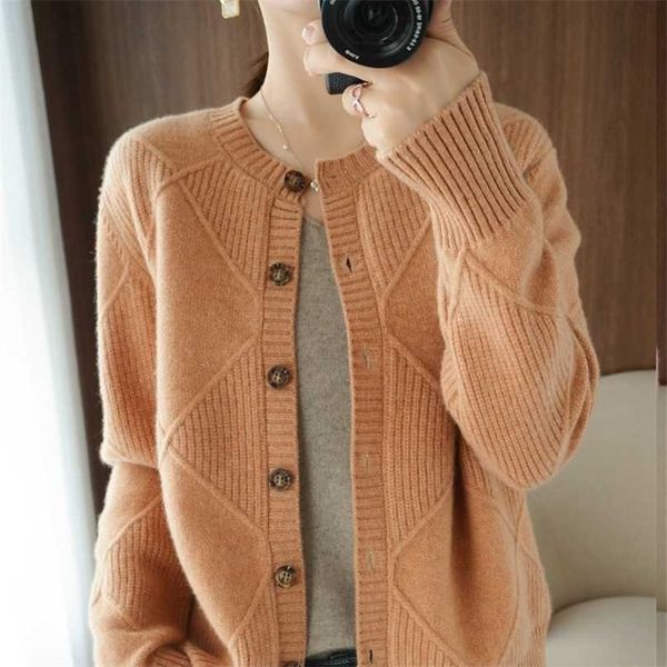 spring and autumn loose large size sweater ladies knit jacket stitching pure color button knitted cardigan sweter vintagr 211011, White;black
spring and autumn loose large size sweater ladies knit jacket stitching pure color button knitted cardigan sweter vintagr 211011, White;black