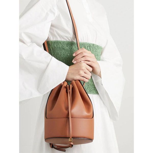 shoulder bags 2021 ladies drawstring bucket bag luxury leather large capacity handbag
shoulder bags 2021 ladies drawstring bucket bag luxury leather large capacity handbag