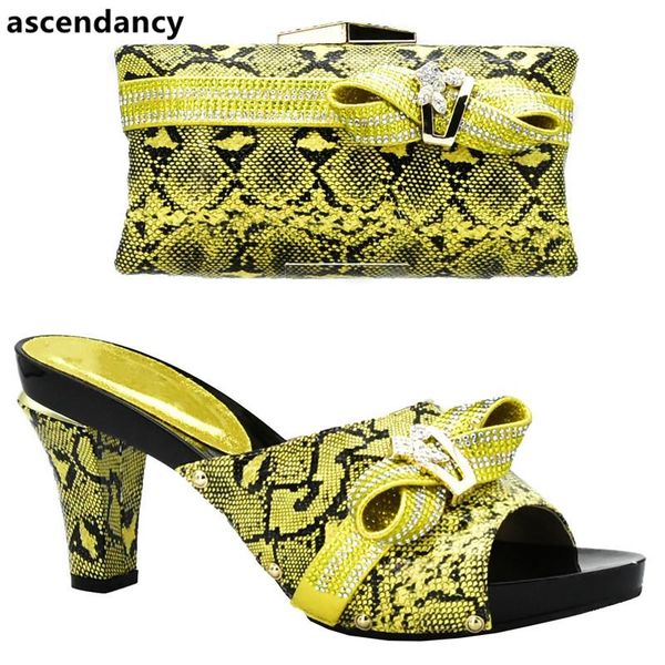 ladies italian shoes and bag set decorated with rhinestone matching bags for women nigerian dress, Black
ladies italian shoes and bag set decorated with rhinestone matching bags for women nigerian dress, Black