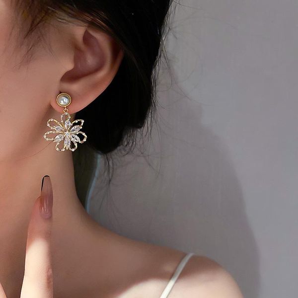 dangle & chandelier crystal drop earrings for women hollow flower pendants female shiny rhinestone pendientes, Silver
dangle & chandelier crystal drop earrings for women hollow flower pendants female shiny rhinestone pendientes, Silver