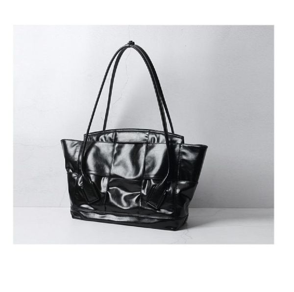 luxury big brand soft oil wax leather women's bag shoulder messenger woven shopping handbag large capacity evening bags
luxury big brand soft oil wax leather women's bag shoulder messenger woven shopping handbag large capacity evening bags