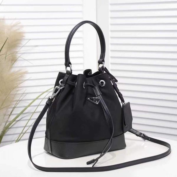 design handbag 2021 new designer nylon bag luxury ladies handbag.fashion hardware
design handbag 2021 new designer nylon bag luxury ladies handbag.fashion hardware
