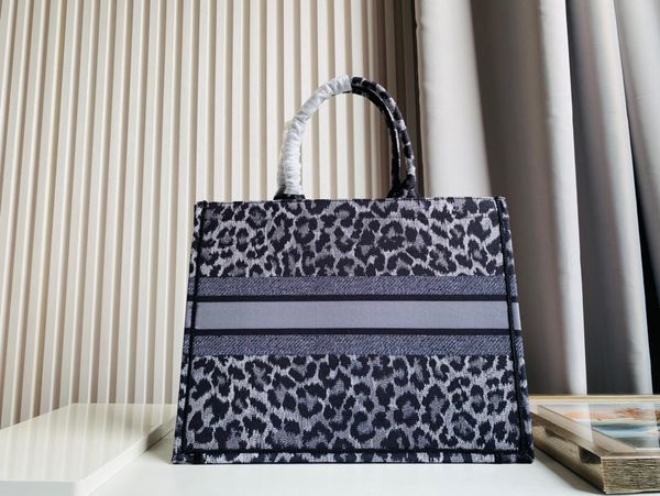designer tote shoulder bags women's luxury classic letter printed shopping bag fashion handbag
designer tote shoulder bags women's luxury classic letter printed shopping bag fashion handbag