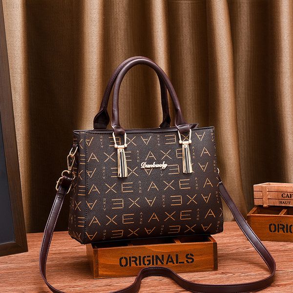 hand bag mother female 2021 style atmospheric middle-aged women's handbag simple matching with one shoulder messenger, Black;red
hand bag mother female 2021 style atmospheric middle-aged women's handbag simple matching with one shoulder messenger, Black;red