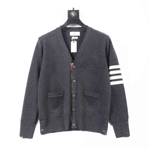 new 2021 spring/autumn coupl v-neck wool cardigan long sve casual coat solid color wool sweater 1:1 classic brand, Black;white
new 2021 spring/autumn coupl v-neck wool cardigan long sve casual coat solid color wool sweater 1:1 classic brand, Black;white