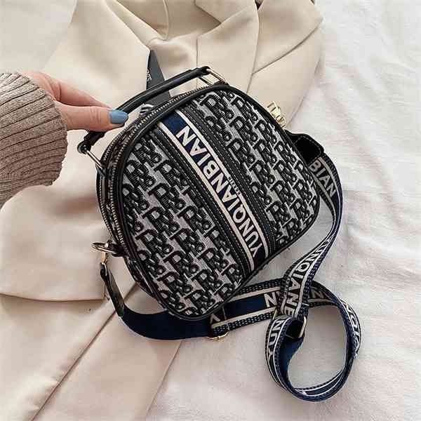 purse messenger bag female new one shoulder portable signature style student large capacity
purse messenger bag female new one shoulder portable signature style student large capacity