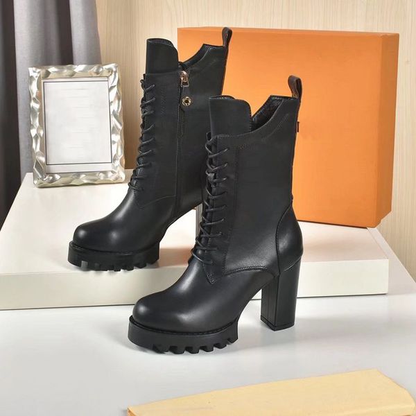 luxury designer boots women winter sock boot letter chain leather louiings shoes flat mid high heel vutton ws, Black
luxury designer boots women winter sock boot letter chain leather louiings shoes flat mid high heel vutton ws, Black