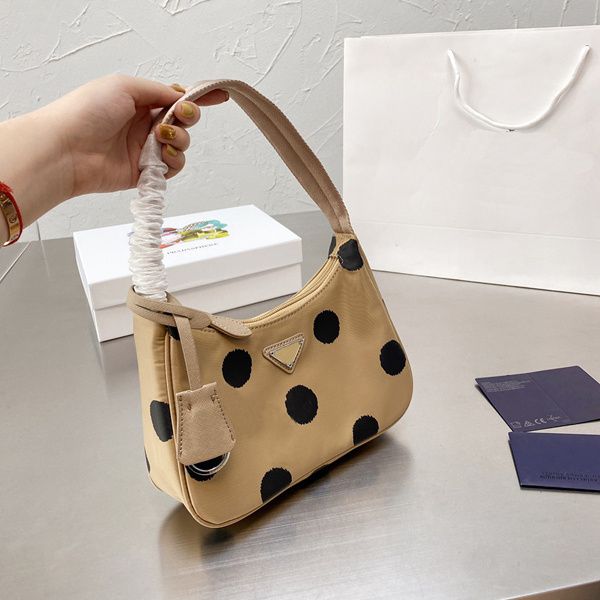 2021 brand designer shoulder bags women's re-edition tote nylon leather bag fashion luxury baguette handbag 21*11*5 cm
2021 brand designer shoulder bags women's re-edition tote nylon leather bag fashion luxury baguette handbag 21*11*5 cm