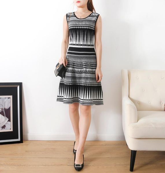 casual dresses 2021 autumn collection england elegant black and white kintted sleeveless skater slim fit design, Black;gray
casual dresses 2021 autumn collection england elegant black and white kintted sleeveless skater slim fit design, Black;gray