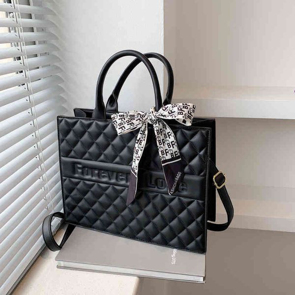 2022 latest models handbag wholesale embroidered silk scarf bag portable one shoulder women's bag
2022 latest models handbag wholesale embroidered silk scarf bag portable one shoulder women's bag