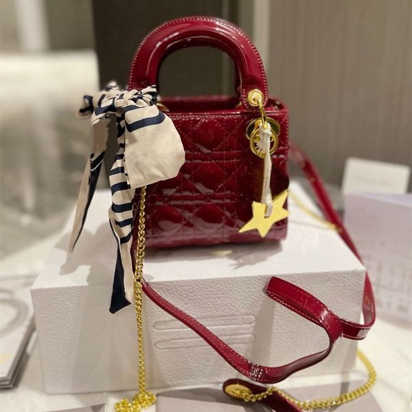 princess handbag 17*17cm patent leather bag cowhide lady tote golden chain women shopping bags big wallet fanny pack boutique s220118
princess handbag 17*17cm patent leather bag cowhide lady tote golden chain women shopping bags big wallet fanny pack boutique s220118